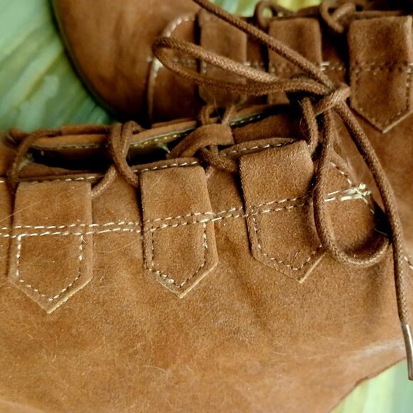 QUPID Sueded Wedge Booties 6 Red  Brown Lace up dressy casual modern shoes - Picture 2 of 6